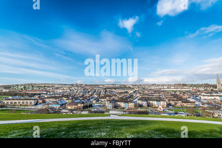 Der Blick von den Wänden mit Blick auf die Bogside Bereich von Derry City, Irland. Stockfoto