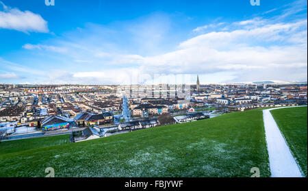 Der Blick von den Wänden mit Blick auf die Bogside Bereich von Derry City, Irland. Stockfoto