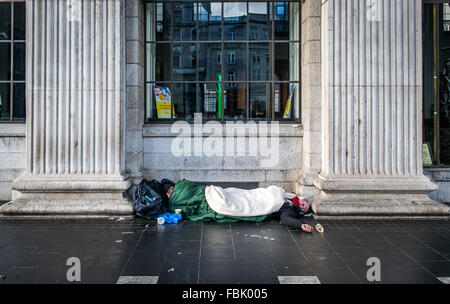 Zwei Obdachlose Männer lag außerhalb der General Post Office-GPO auf Dublins O' Connell Street. Stockfoto