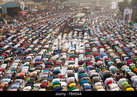 DHAKA, Bangladesch 8. Januar 2016: Hunderttausende Muslime nehmen Freitagsgebet in den Straßen, wie Muslime Biswa Istema, die zweitgrößte religiöse Versammlung der Muslime in der Welt, in Tongi 20 km aus Dhaka am 8. Januar 2016 teilnehmen. Die erste Phase des dreitägigen beginnt Biswa Istema heute, wo 3 Millionen Menschen aus dem in- und Ausland teilnimmt. Stockfoto
