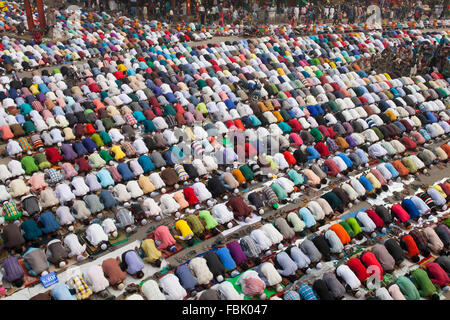 DHAKA, Bangladesch 8. Januar 2016: Hunderttausende Muslime nehmen Freitagsgebet in den Straßen, wie Muslime Biswa Istema, die zweitgrößte religiöse Versammlung der Muslime in der Welt, in Tongi 20 km aus Dhaka am 8. Januar 2016 teilnehmen. Die erste Phase des dreitägigen beginnt Biswa Istema heute, wo 3 Millionen Menschen aus dem in- und Ausland teilnimmt. Stockfoto