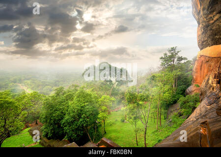 Park auf dem Berg von Sigiriya und Wolken Stockfoto