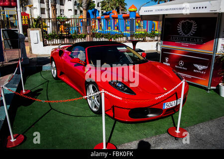 Ein rotes Ferrari Auto sitzt auf der Messe in Benalmadena, Spanien Stockfoto