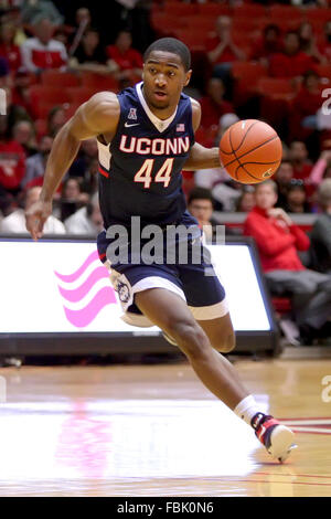 Houston, TX, USA. 17. Januar 2016. Connecticut Huskies bewachen Rodney Purvis (44) fährt in Richtung Korb bei den NCAA-Basketball-Spiel zwischen Houston und Connecticut aus Hofheinz Pavilion in Houston, TX. Kredit-Bild: Erik Williams/Cal Sport Media/Alamy Live News Stockfoto