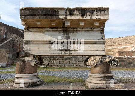 Cornice mit griechischen Theater im römischen Theater im Heiligtum von Asclepion, Pergamonmuseum, Stockfoto