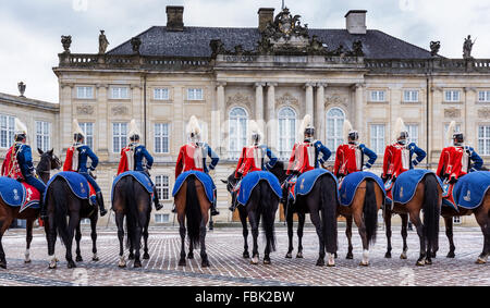 Soldaten der Garde-Husaren-Regiment vor dem königlichen Schloss Amalienborg, Amalienborg, Kopenhagen, Dänemark Stockfoto