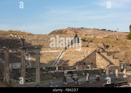 Das römische Theater im Heiligtum von Asclepion, Pergamonmuseum mit der Arcropolis Stockfoto