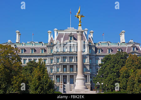 Das erste Division Monument und die Eisenhower Executive Office Building in Washington DC. Stockfoto