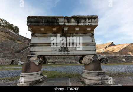 Cornice mit griechischen Theater im römischen Theater im Heiligtum von Asclepion, Pergamonmuseum, Stockfoto