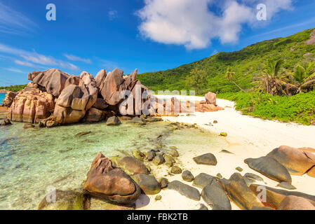 Felsen am tropischen Strand von Seychellen Stockfoto