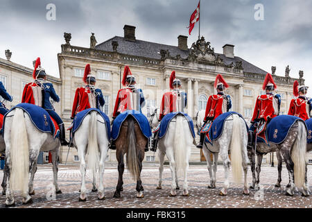 Soldaten der Garde-Husaren-Regiment vor dem königlichen Schloss Amalienborg, Amalienborg, Kopenhagen, Dänemark Stockfoto