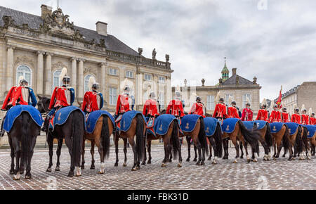 Soldaten der Garde-Husaren-Regiment vor dem königlichen Schloss Amalienborg, Amalienborg, Kopenhagen, Dänemark Stockfoto