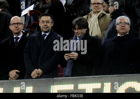 Camp Nou, Barcelona, Spanien. 17. Januar 2016. Der Primera División. Barcelona vs. Athletic Club Bilbao. Bertomeu, FC. Barcelonas Präsidenten, mit dem neuen Präsidenten der Generalitat von Katalonien, Herr Puigdemont (R) Credit: Action Plus Sport/Alamy Live News Stockfoto