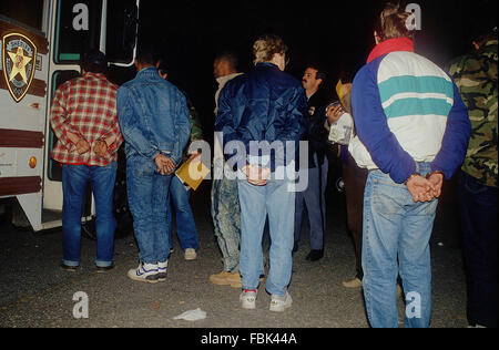 Prinz Georges County, Maryland, USA, 11. Februar 1989 Polizisten aus die Grafschaft zwingen und die Deputy Sheriffs Office führen ein Sweeping Drogendealer auf den Straßen des Landkreises.  Bildnachweis: Mark Reinstein Stockfoto