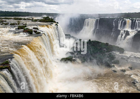 Foz do Iguaçu bei Hochwasser, mit Blick auf die Teufelskehle von brasilianischer Seite Stockfoto