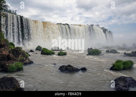 Foz do Iguaçu, mit Blick auf die Nebel der Kehle die Teufelsschlucht von Brasilien-Seite Stockfoto