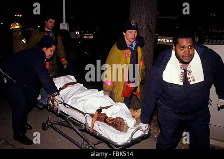 Washington, DC, USA, 14. April 1989 DC. Sanitäter und Feuerwehrleute Rollen eine Bahre mit einem DOA Medikament Opfer drauf zum Leichenschauhaus Wagen schießen.  Bildnachweis: Mark Reinstein Stockfoto