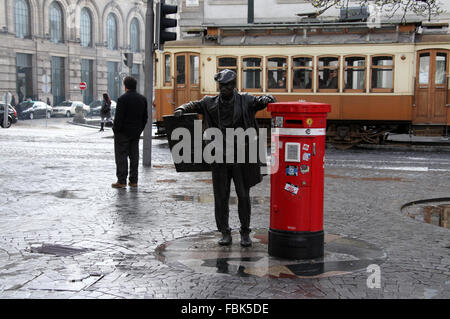 Skulptur des Verkaeufers Zeitung neben einen Briefkasten auf der Straße in Porto Stockfoto