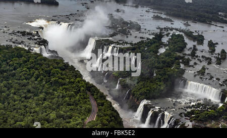 Luftaufnahme des oberen und unteren Wasserfälle mit Blick auf die Teufelskehle, Foz do Iguaçu, Brasilien-Argentinien-Grenze