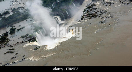 Blick hinunter den Iguazu-Fluss in Richtung des Teufels Rachen, Foz do Iguaçu, Brasilien-Argentinien-Grenze Stockfoto