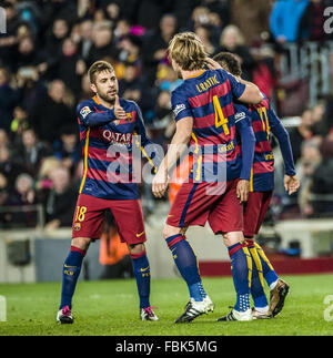 Barcelona, Katalonien, Spanien. 17. Januar 2016. FC Barcelonas Mittelfeldspieler I. RAKITIC feiert sein Tor mit Teamkollegen während der BBVA-League-Spiel gegen Athletic Club im Stadion Camp Nou in Barcelona Credit: Matthias Oesterle/ZUMA Draht/Alamy Live News Stockfoto