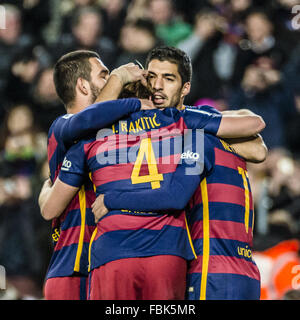 Barcelona, Katalonien, Spanien. 17. Januar 2016. FC Barcelonas Mittelfeldspieler I. RAKITIC feiert sein Tor mit Teamkollegen während der BBVA-League-Spiel gegen Athletic Club im Stadion Camp Nou in Barcelona Credit: Matthias Oesterle/ZUMA Draht/Alamy Live News Stockfoto