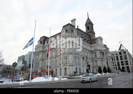 Kanada - Montreal, 17. Januar 2016 die Flaggen von Montreal Rathaus auf Halbmast aufgrund des Todes von René Angélil gestern sind. Er war der Ehemann und Manager von Céline Dion. Stockfoto