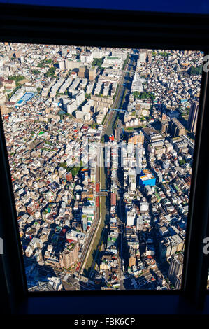 Die Vogelperspektive eines Teils des Tokyo Megacity aus Tokyo Sky Tree am Nachmittag in Tokio, Japan. Stockfoto