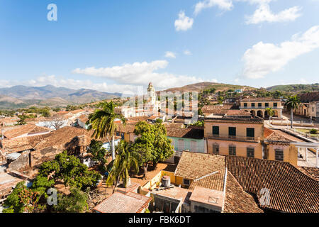 Panorama-Dachterrasse-Blick über Trinidad, Kuba mit Glockenturm der Kirche Iglesia Parroquial De La Santísima (Kirche der Heiligen Dreifaltigkeit) Stockfoto