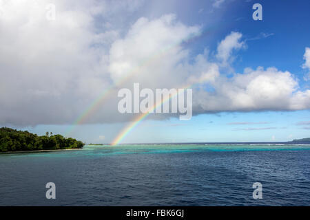 Doppelter Regenbogen über dem Riff, Santa Ana Island, Salomonen, Südpazifik Stockfoto