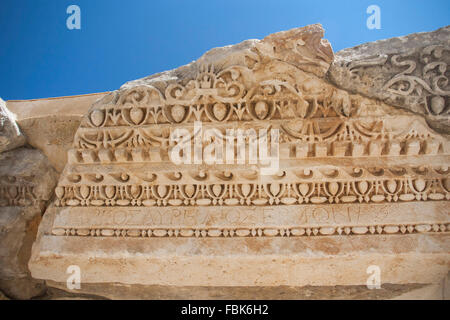 Ruinen im Amphitheater in Myra, Türkei, Stein-Relief am römischen Theater, Myra, Demre, Lykien, Provinz Antalya, Türkei Stockfoto