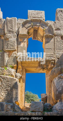 Ruinen im Amphitheater in Myra, Türkei, Stein-Relief am römischen Theater, Myra, Demre, Lykien, Provinz Antalya, Türkei Stockfoto