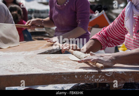 Alte türkische Frauen Gözleme Brotbacken im traditionellen Ofen Stockfoto