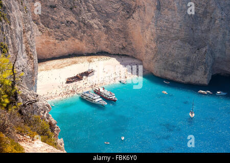 Überfüllten Navagio Beach auf Zakynthos gesehen von der Klippe Stockfoto