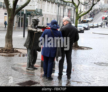 Skulptur des Verkaeufers Zeitung neben einen Briefkasten auf der Straße in Porto Stockfoto