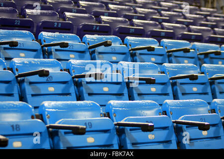 Blaue Leere Plätze im Stadion Stockfoto