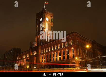 Nachtansicht des Roten Rathauses (Rotes Rathaus) in Berlin, Deutschland Stockfoto