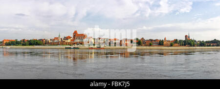 Panorama Skyline Blick auf Altstadt von Torun spiegelt sich in der Weichsel, Polen Stockfoto