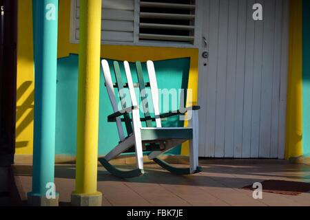 leere Schaukelstuhl auf eine bunte sonnige Veranda in Vinales, Pinar Del Rio Provinz, Kuba Stockfoto