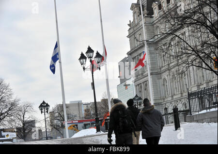 Kanada - Montreal, 17. Januar 2016 die Flaggen von Montreal Rathaus auf Halbmast aufgrund des Todes von René Angélil gestern sind. Er war der Ehemann und Manager von Céline Dion. Stockfoto