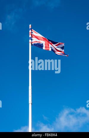 Union Jack-Flagge auf Vereinigtes Königreich fliegt von der weißen Pole in Belfast Stockfoto