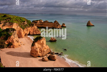 Dona Ana Strand in Lagos, Algarve, Portugal. Stürmischer Tag Stockfoto