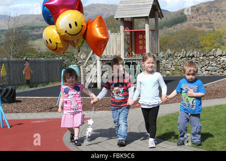 Kinder Wandern mit Luftballons in es Hände in einer Gärtnerei Stockfoto