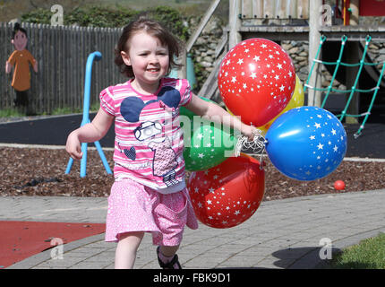 Kinder spielen mit Luftballons in einer Gärtnerei Stockfoto