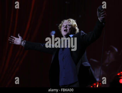 Mick Hucknell mit Simply Red in der O2 Arena Featuring: Mick Hucknell einfach rot wo: London, Vereinigtes Königreich bei: 17. Dezember 2015 Stockfoto