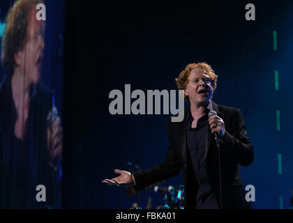 Mick Hucknell mit Simply Red in der O2 Arena Featuring: Mick Hucknell einfach rot wo: London, Vereinigtes Königreich bei: 17. Dezember 2015 Stockfoto