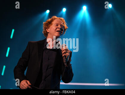 Mick Hucknell mit Simply Red in der O2 Arena Featuring: Mick Hucknell einfach rot wo: London, Vereinigtes Königreich bei: 17. Dezember 2015 Stockfoto