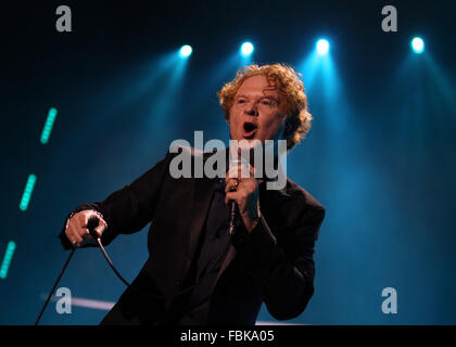 Mick Hucknell mit Simply Red in der O2 Arena Featuring: Mick Hucknell einfach rot wo: London, Vereinigtes Königreich bei: 17. Dezember 2015 Stockfoto