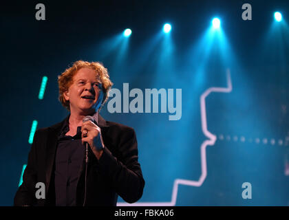 Mick Hucknell mit Simply Red in der O2 Arena Featuring: Mick Hucknell einfach rot wo: London, Vereinigtes Königreich bei: 17. Dezember 2015 Stockfoto