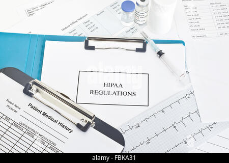 HIPAA-Bestimmungen mit Dokumenten. ALLE Etiketten und Dokumente sind frei erfunden. Termine, Mengen, Seriennummern sind zufällig. Stockfoto